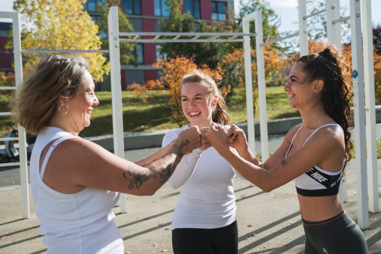 Teamgeist beim Training – Fist Bump nach dem Workout