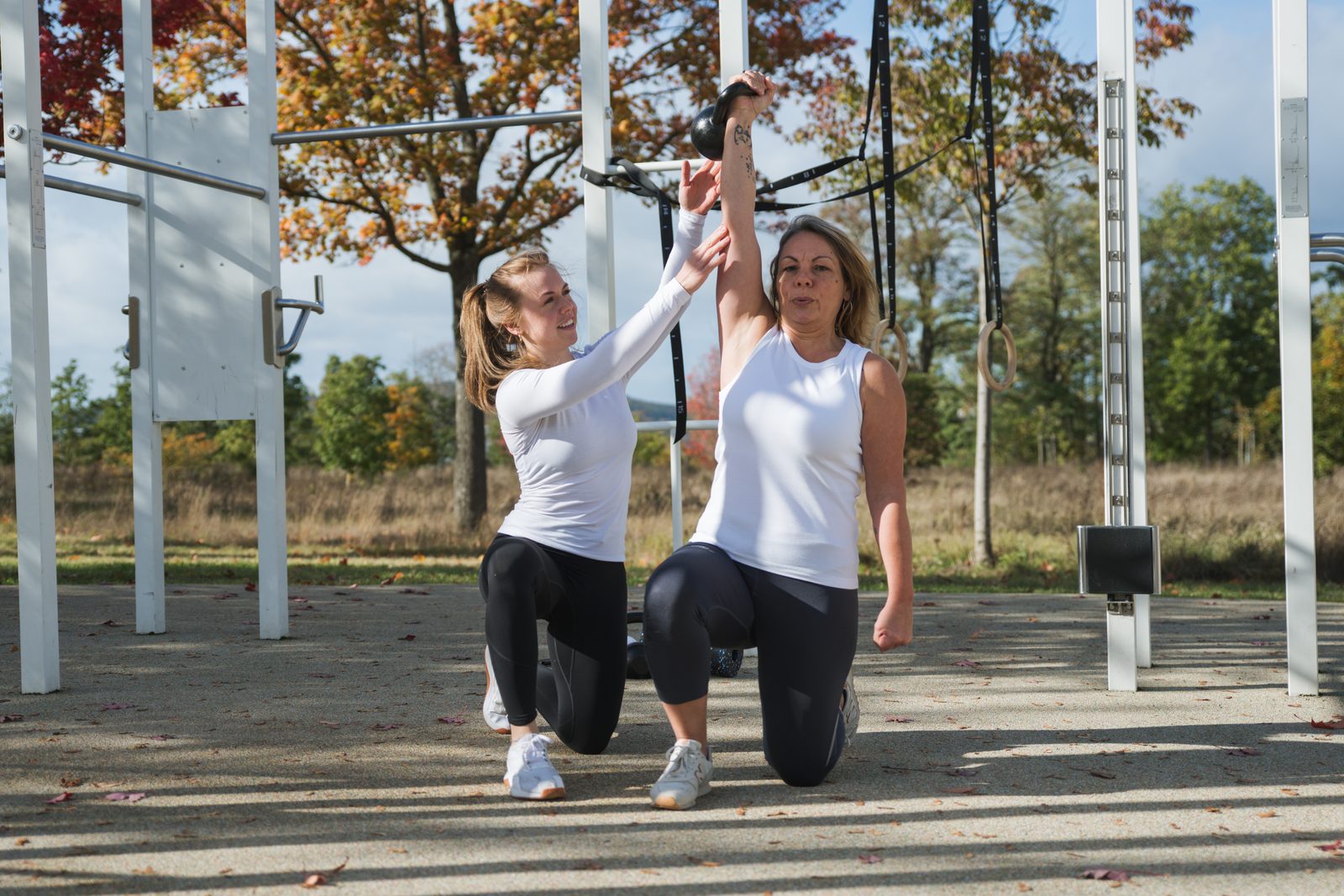 Laura Wolf beim 1:1 Personal Training in München – Coaching mit Kettlebell im Freien