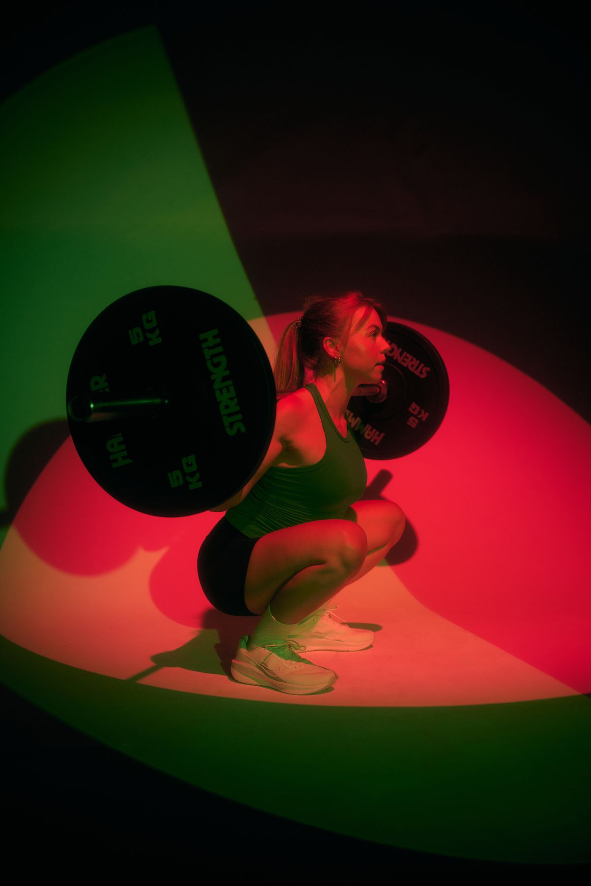 Laura Wolf beim Krafttraining – Sportwissenschaftlerin und Gründerin von Momentum